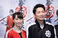 左から、松井玲奈、石田明。