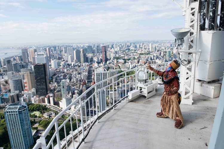 呪術師ラフィキが東京タワーで熱唱 劇団四季 ライオンキング 動画公開 ステージナタリー