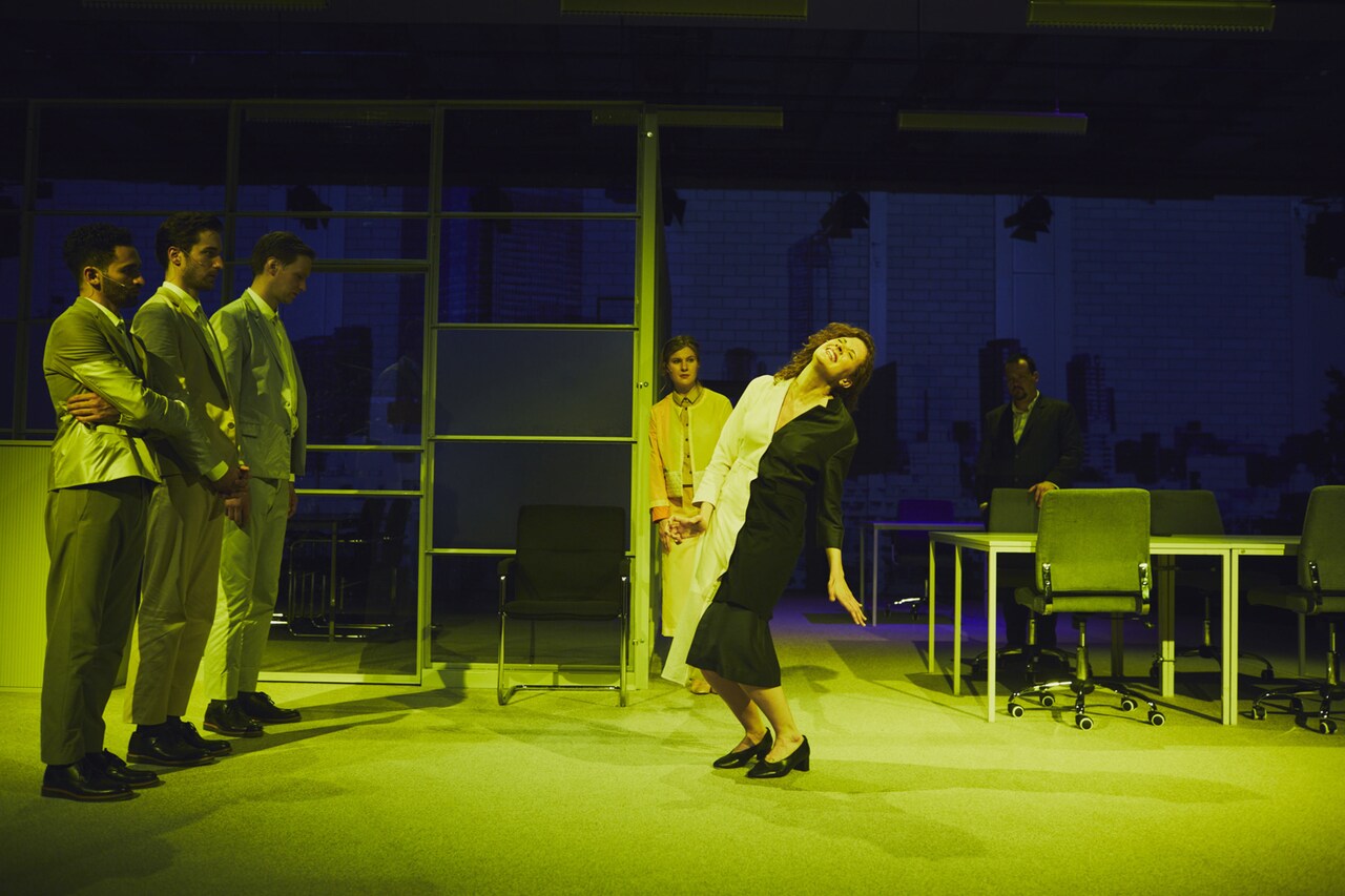 「HOT PEPPER, AIR CONDITIONER, AND THE FAREWELL SPEECH」公演の様子。(c)Julian Baumann