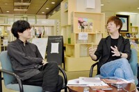 左から藤田貴大、杉原邦生。