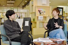 左から藤田貴大、杉原邦生。