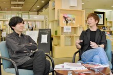 左から藤田貴大、杉原邦生。