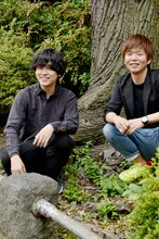 左から藤田貴大、杉原邦生。