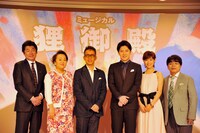 ミュージカル「狸御殿」製作発表記者会見で行われたフォトセッションの様子。左から、赤井英和、渡辺えり、宮本亜門、尾上松也、瀧本美織、小倉久寛。