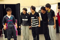 「『ママと僕たち』～たたかえ!!泣き虫BABYS～」通し稽古の様子。