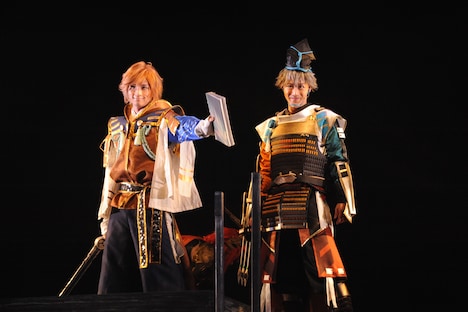 左から荒牧慶彦演じる小早川隆景、猪野広樹演じる毛利元就。