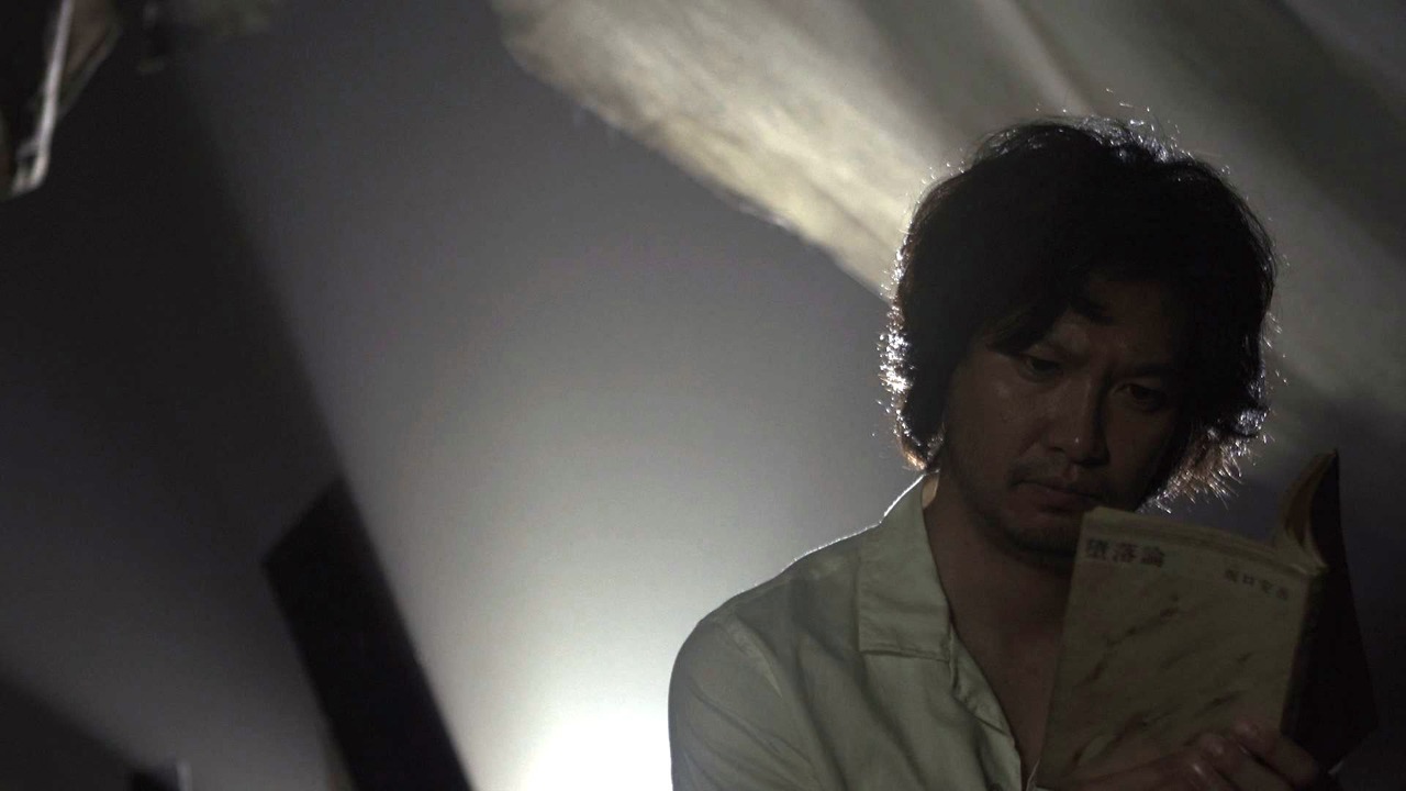 NHK Eテレ「100分 de 名著」で坂口安吾「堕落論」を朗読する青木崇高。(c)NHK