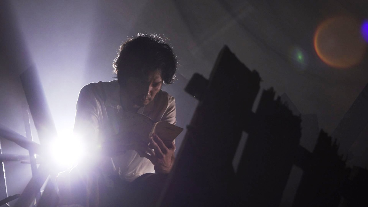 NHK Eテレ「100分 de 名著」で坂口安吾「堕落論」を朗読する青木崇高。(c)NHK