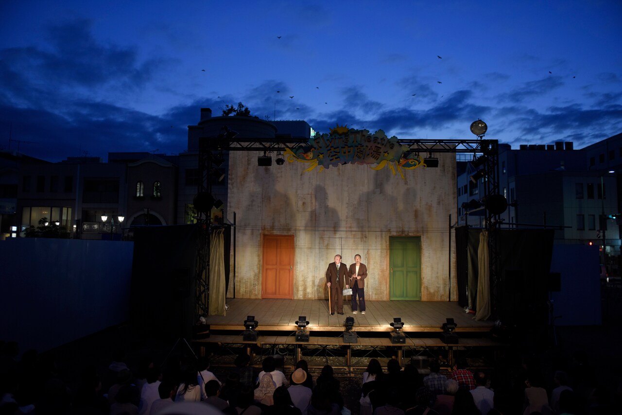 長野・松本の街に溶け込む野外劇「遥かなるブルレスケ」串田和美の演出で