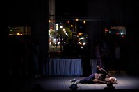 2015年に上演された、Flying Theatre 空中劇場「スカパン」の様子。