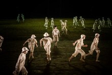 維新派「トワイライト」より。（撮影：井上嘉和）