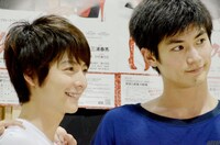 左から小池徹平、三浦春馬。