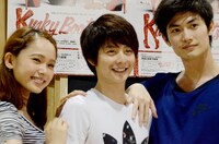 ブロードウェイミュージカル「キンキーブーツ」囲み取材の様子。左からソニン、小池徹平、三浦春馬。