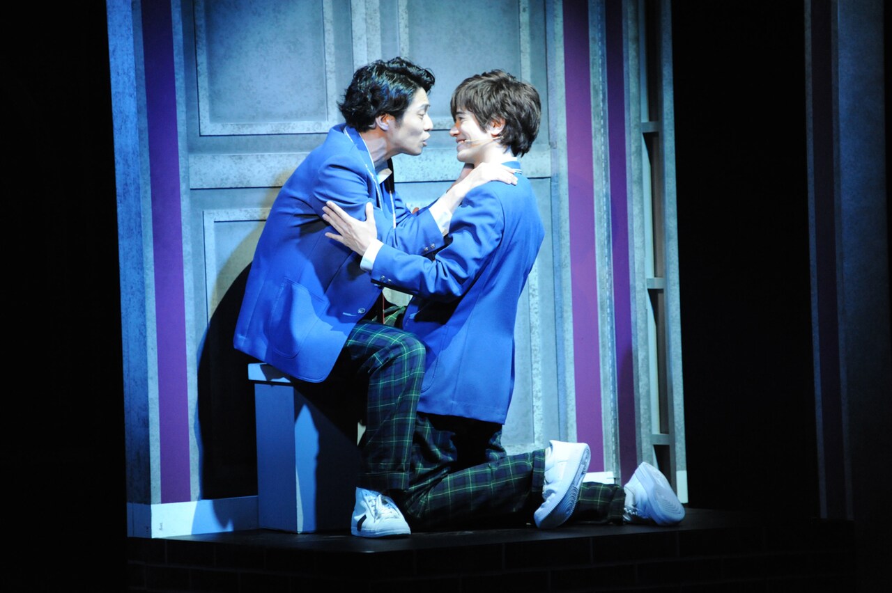 左から鯨井康介演じるジェイソン、田村良太演じるピーター。