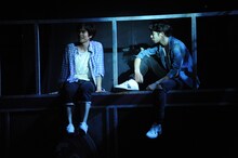 左から田村良太演じるピーター、鯨井康介演じるジェイソン。