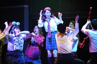 増田有華演じるアイヴィ（中央）。