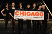 「ブロードウェイミュージカル『シカゴ』宝塚歌劇OGバージョン」囲み取材より。左から大和悠河、和央ようか、麻路さき、峰さを理、姿月あさと、朝海ひかる、ゲイリー・クリスト。