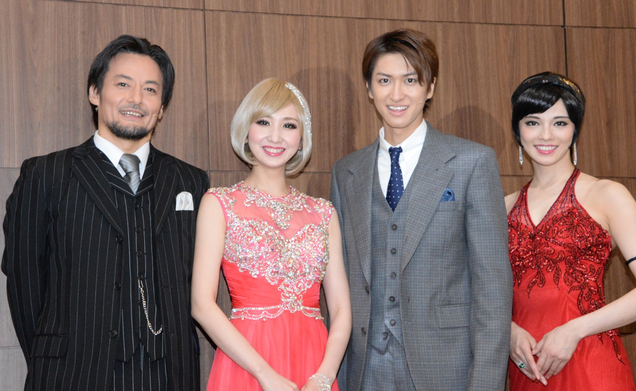 ミュージカル「グレイト・ギャツビー」フォトセッションの様子。左から、山口馬木也、愛原実花、相葉裕樹、大湖せしる。