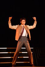 相葉裕樹演じるニック・キャラウェイ。