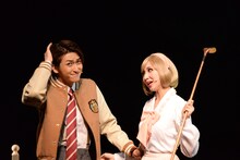 左から、相葉裕樹演じるニック・キャラウェイ、愛原実花演じるデイジー・ブキャナン。