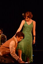 左から、相葉裕樹演じるニック・キャラウェイ、RiRiKA演じるキャサリン。