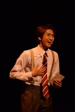 相葉裕樹演じるニック・キャラウェイ。