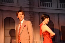 左から、相葉裕樹演じるニック・キャラウェイ、大湖せしる演じるジョーダン・ベイカー。