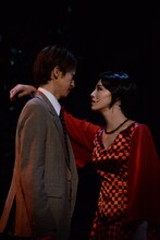 左から、相葉裕樹演じるニック・キャラウェイ、大湖せしる演じるジョーダン・ベイカー。