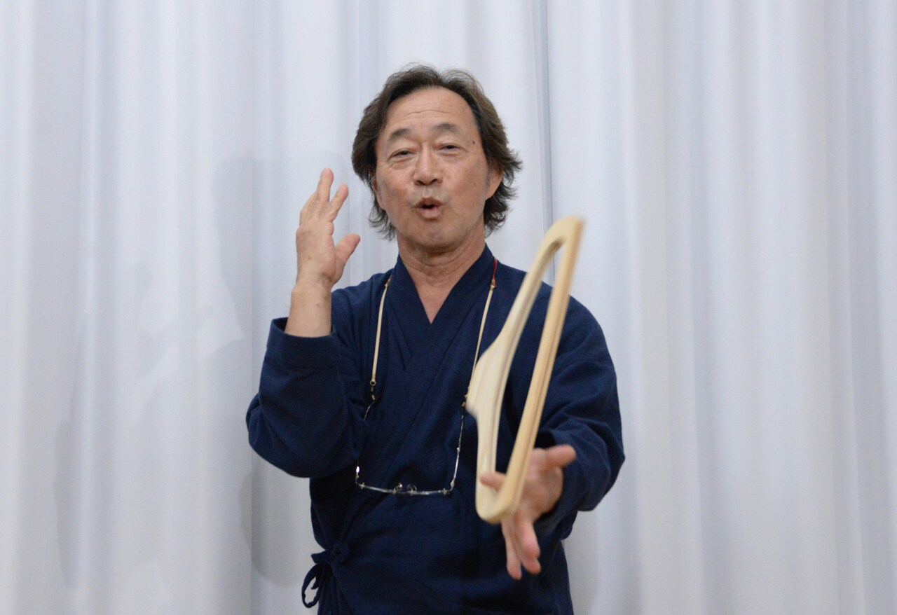 「衣紋掛護身術」を報道陣に披露する武田鉄矢。