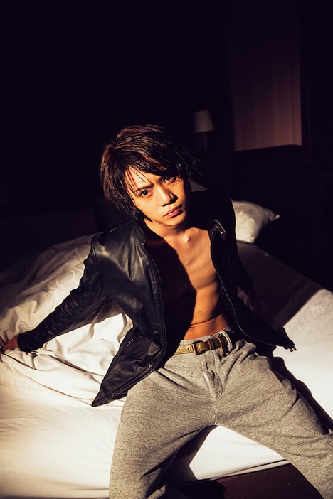 「佐藤流司写真集『Reach』ワニブックス刊」（撮影：荒木勇人）