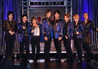 フォトセッションの様子。左から法月康平、長倉正明、Kimeru、東啓介、大山真志、加藤良輔、後藤健流、石坂勇。