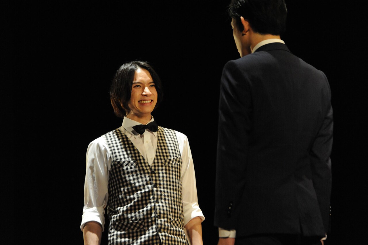 左から北村諒演じる北早翔太、多田直人演じる絡。