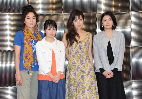 「母と惑星について、および自転する女たちの記録」囲み取材の様子。左から鈴木杏、志田未来、斉藤由貴、田畑智子。