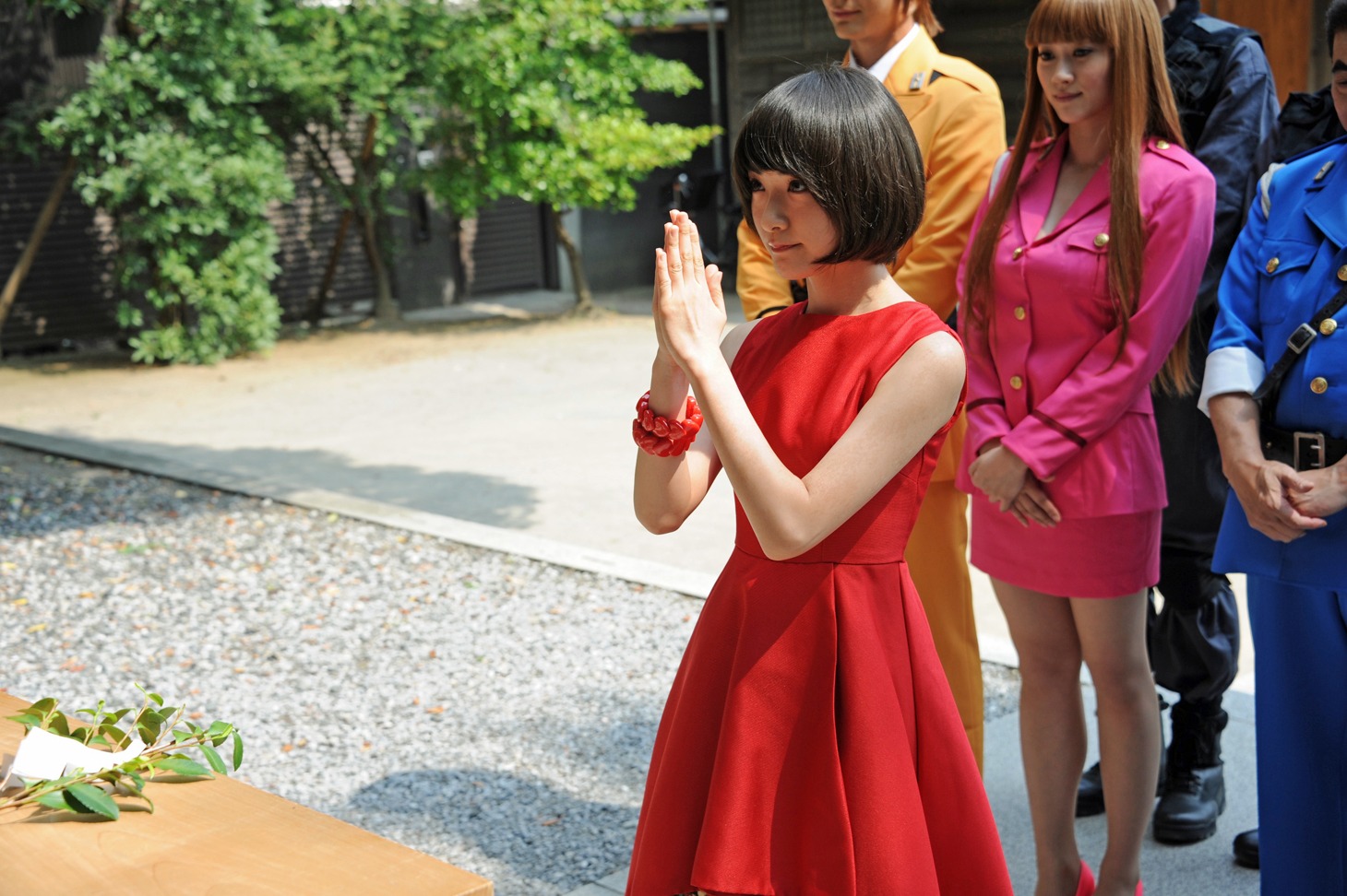 お参りをする生駒里奈。