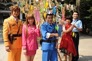 「舞台版 こちら葛飾区亀有公園前派出所」成功祈願イベントの様子。左からユージ、原幹恵、ラサール石井、生駒里奈、池田鉄洋。
