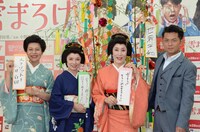 「雪まろげ」フォトセッションの様子。左から、青木さやか、榊原郁恵、高畑淳子、的場浩司。