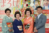 「雪まろげ」フォトセッションの様子。左から、青木さやか、榊原郁恵、高畑淳子、的場浩司。