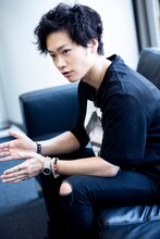 「舞台男子」第4回の撮影に臨んだ、鳥越裕貴。（撮影：江藤はんな）