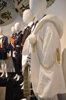 「舞台『刀剣乱舞』衣裳展」の会場の様子。