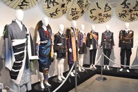 「舞台『刀剣乱舞』衣裳展」の会場の様子。