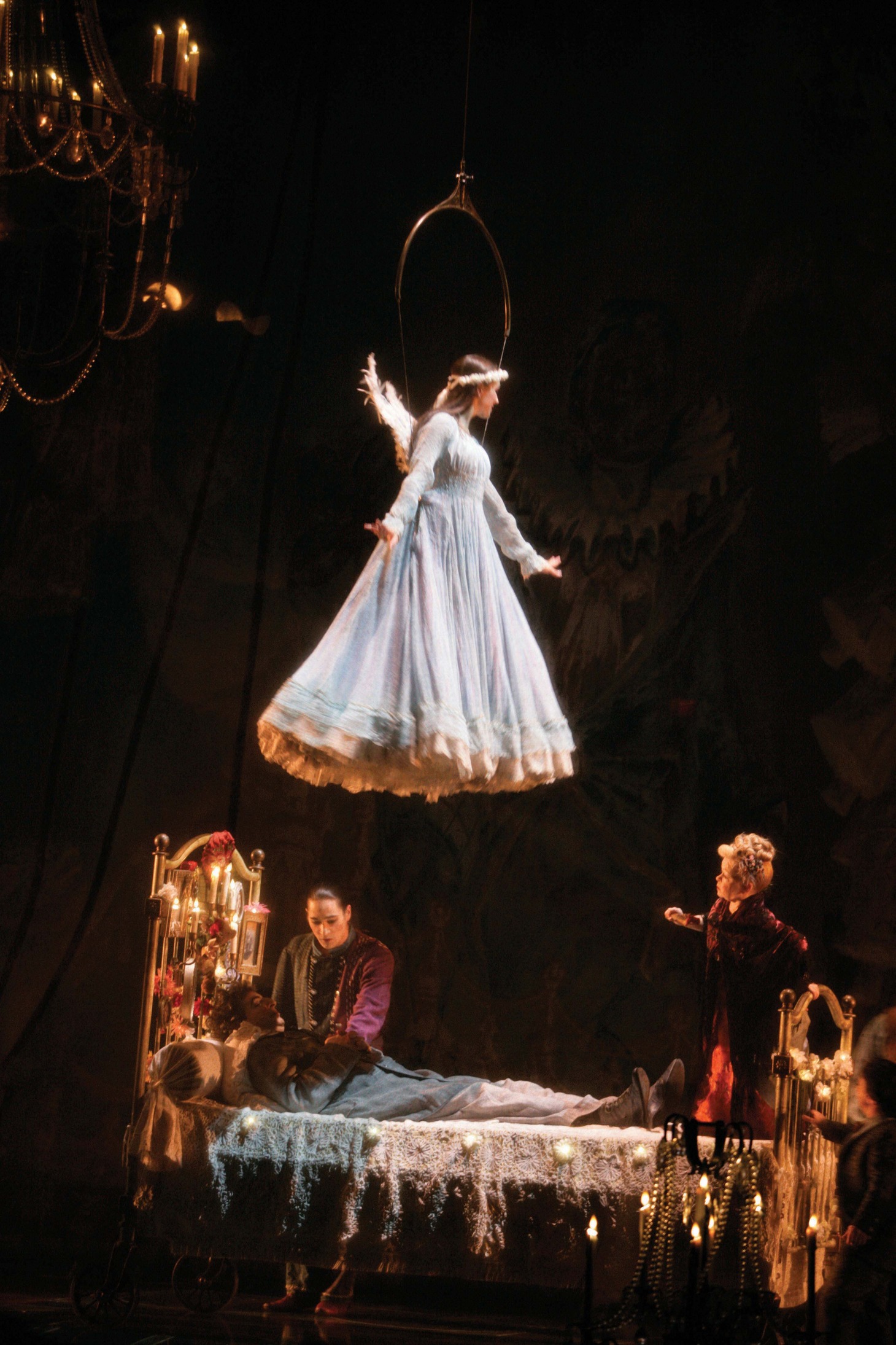 シルク・ドゥ・ソレイユ「CORTEO コルテオ」より。（Photo: Richard Termine Costumes: Dominique Lemieux） (c) 2007 Cirque du Soleil