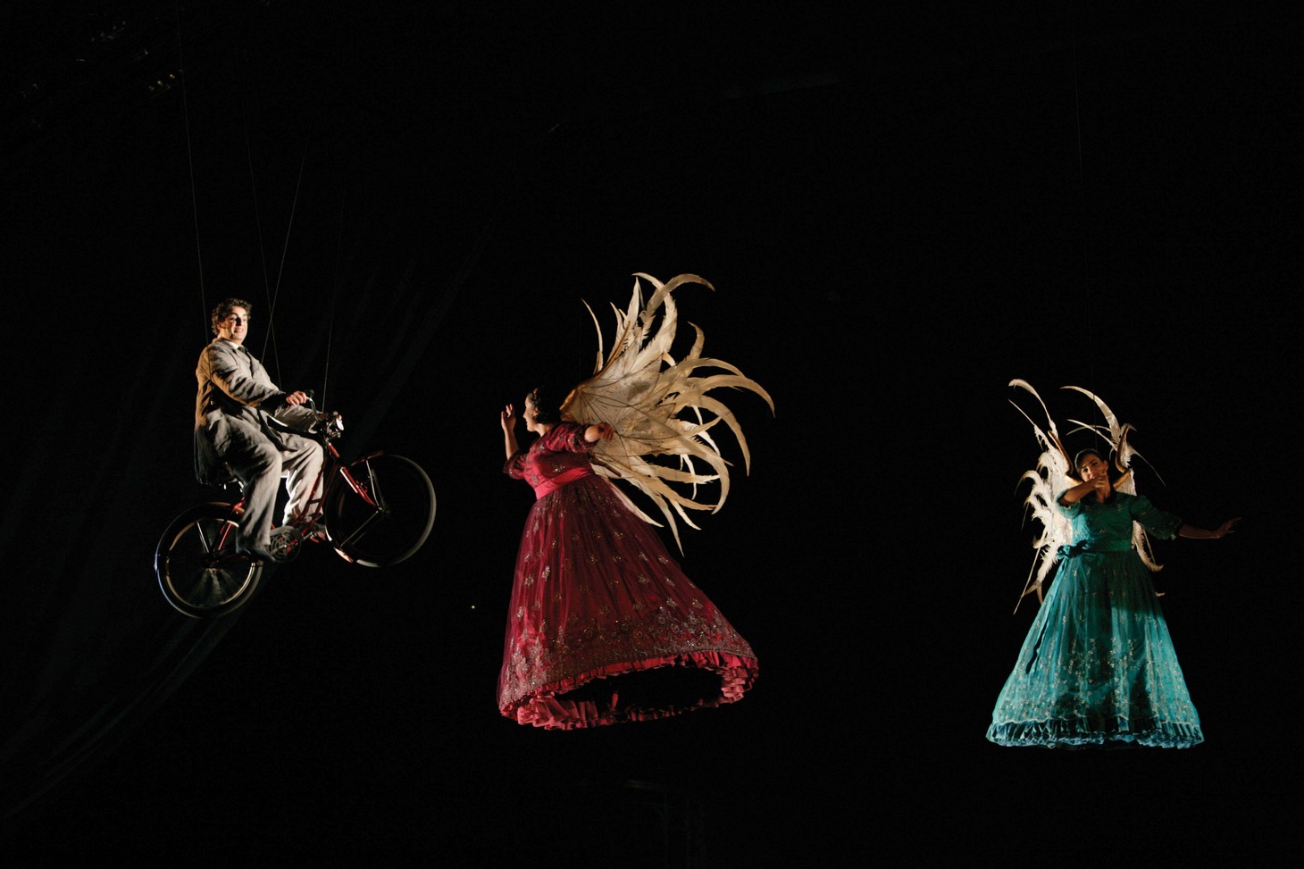 シルク・ドゥ・ソレイユ「CORTEO コルテオ」より。（Photo: Richard Termine Costumes: Dominique Lemieux） (c) 2007 Cirque du Soleil