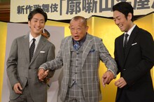 「八月納涼歌舞伎」製作発表記者会見より。左から中村七之助、笑福亭鶴瓶、中村勘九郎。