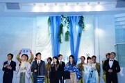 全キャストでエンディングテーマ「昔話」を歌う様子。