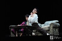 左から佐々木蔵之介演じるマックス、中島歩演じるルディ。