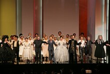 過去に上演された東京二期会オペラ劇場「フィガロの結婚」カーテンコールの様子。