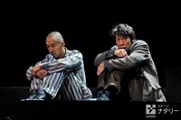 左から北村有起哉演じるホルスト、佐々木蔵之介演じるマックス。