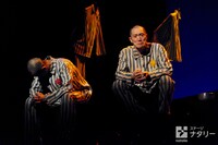 左から北村有起哉演じるホルスト、佐々木蔵之介演じるマックス。