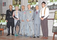 「BENT」囲み取材の様子。左から小柳友、新納慎也、北村有起哉、佐々木蔵之介、藤木孝、中島歩。