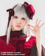 礒部花凜演じる櫛名アンナ。